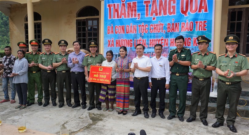 Công an tỉnh Hà Tĩnh thăm hỏi, tặng quà bà con dân tộc Chứt