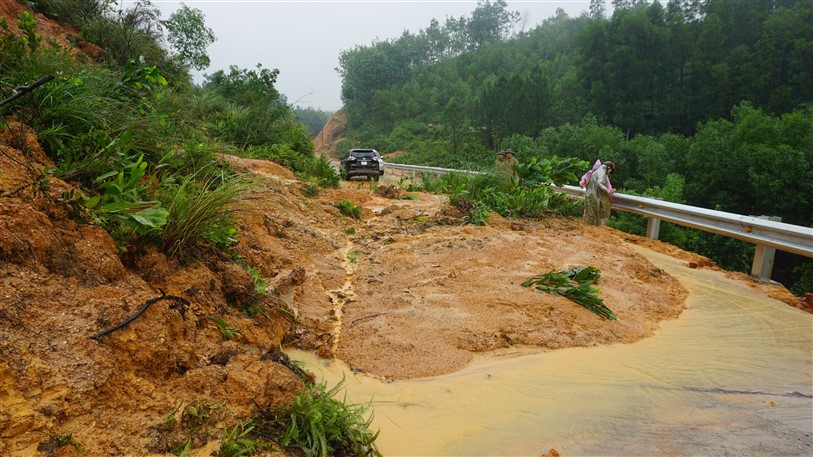 Lãnh đạo tỉnh và huyện kiểm tra tình hình mưa lũ tại Hương Khê.