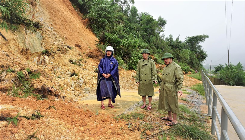 Đồng chí Ngô Xuân Ninh, Chủ tịch UBND huyện kiểm tra công tác phòng chống lũ tại Gia Phố và Hương Trạch.