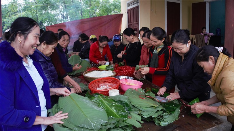 Phụ nữ Hương Khê: Nấu 3 nghìn chiếc bánh chưng ủng hộ đồng bào vùng lũ 