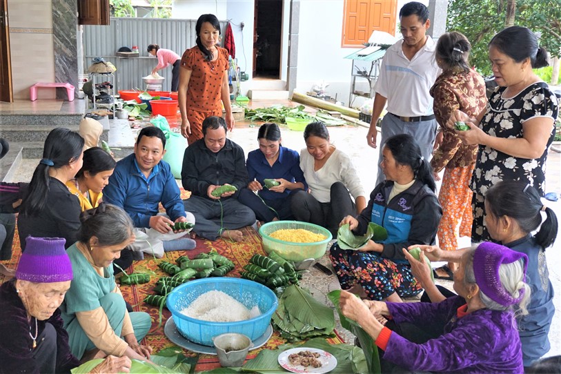 Hội Nông dân Hương Khê: ủng hộ đồng bào Cẩm Xuyên trên 3.000 chiếc bánh chưng