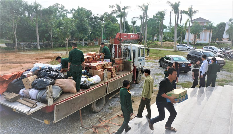 Cục Chính trị Quân khu 4, tặng quà cứu trợ lũ lụt tại Hương Khê.