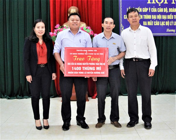 Cơ quan Thường trú TTXVN tại Hà Tĩnh trao 1.400 thùng mì tôm hỗ trợ nhân dân vùng lũ Hương Khê