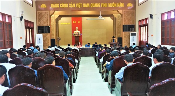 Thường trực Huyện ủy nghe báo cáo tình hình khắc phục hậu quả lũ lụt và bổ cứu sản xuất vụ Đông