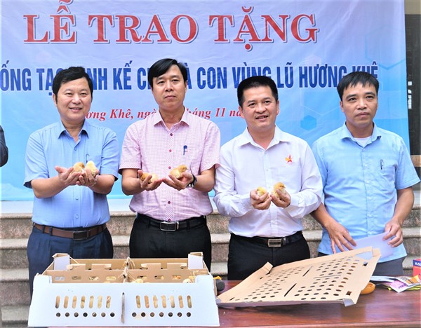 Trao tặng 5000 con gà giống tạo sinh kế cho người dân vùng rốn lũ xã Điền Mỹ