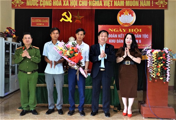 Chủ tịch UBND huyện dự ngày hội Đại đoàn kết tại thôn 6, Hương Giang