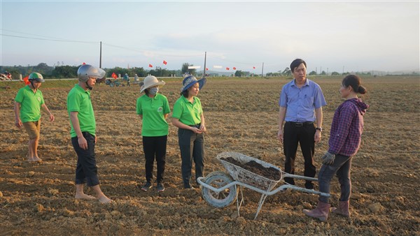  Phó Chủ tịch UBND huyện Phan Kỳ, kiểm tra chỉ đạo sản xuất vụ Đông tại xã Điền Mỹ.