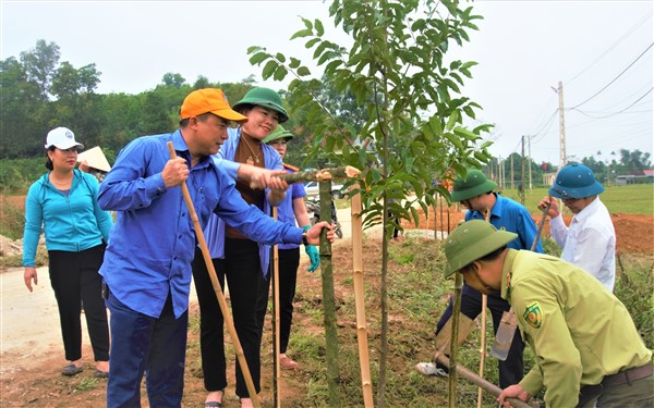 Công đoàn 3 cơ quan Huyện ủy, Hạt Kiểm Lâm, Viện Kiểm sát nhân dân huyện hỗ trợ XD NTM