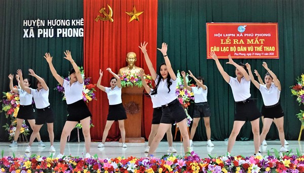 Hội LHPN Phú Phong ra mắt CLB Dân vũ.