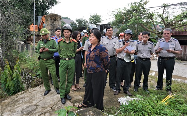 Cưỡng chế vụ việc xây móng để làm nhà lấn chiếm đất hàng xóm ở Thị trấn Hương Khê