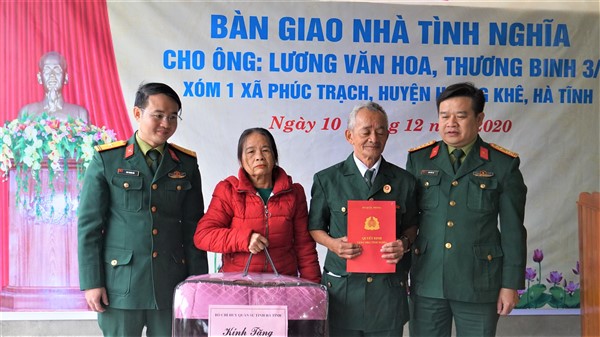 Bàn giao nhà tình nghĩa cho thương binh Lương Văn Hoa