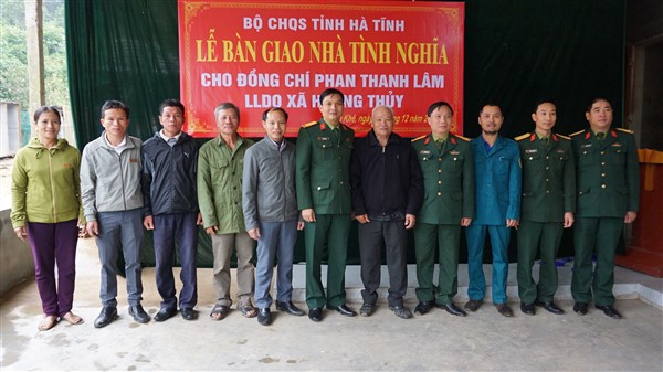 Bàn giao nhà tình nghĩa cho thôn đội trưởng Phan Thanh Lâm ở Hương Thủy