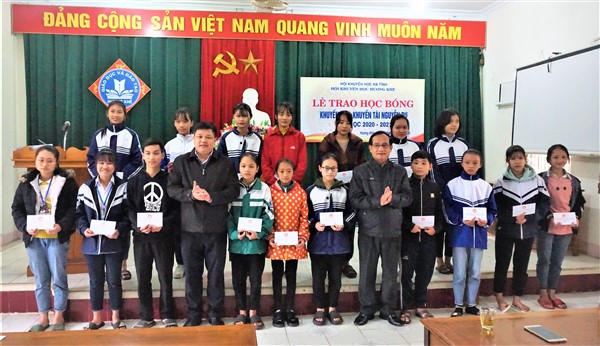 Quỹ Khuyến học, khuyến tài Nguyễn Du và Quỹ  khuyến học “Đất Hồng Lam” trao 65 suất học bổng cho học sinh, sinh viên, giáo viên Hương Khê