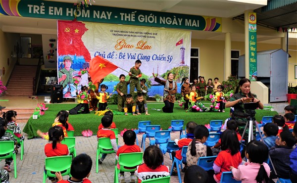 Trường MN Hương Giang giao lưu “ Bé vui cùng Chiến sỹ”