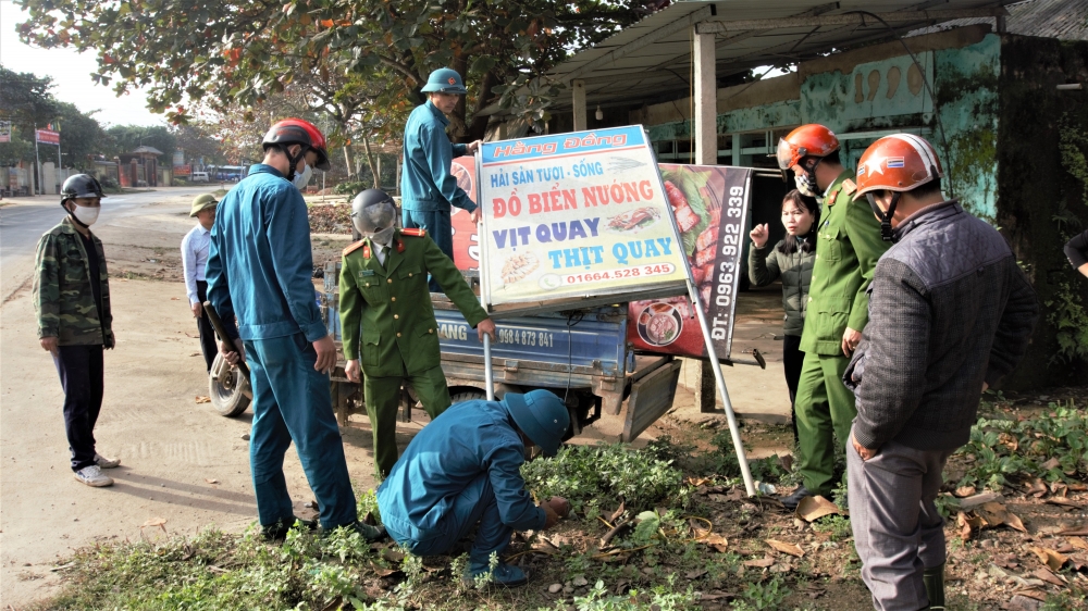 Hương Khê: Huy động lực lượng giải tỏa vi phạm hành lang an toàn giao thông tuyến đường Hồ Chí Minh