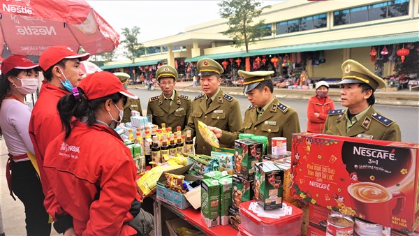 Đội QL Thị trường số 3 tuyên truyền, đấu tranh chống buôn lậu, gian lận thương mại, hàng giả, vi phạm VSATTP dịp Tết Nguyên đán