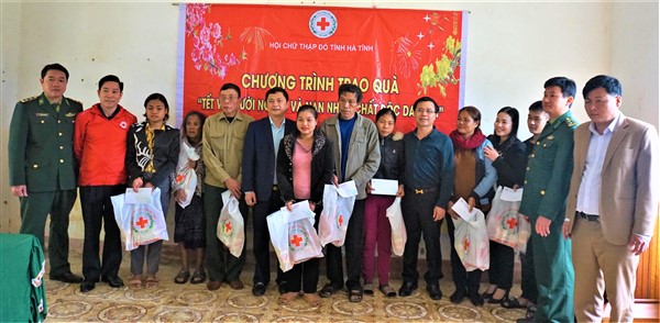 Phó Chủ tịch UBND tỉnh và lãnh đạo huyện Hương khê chúc tết các gia đình chính sách ở Hà Linh và bà con dân tộc Chứt, Bản Giàng.