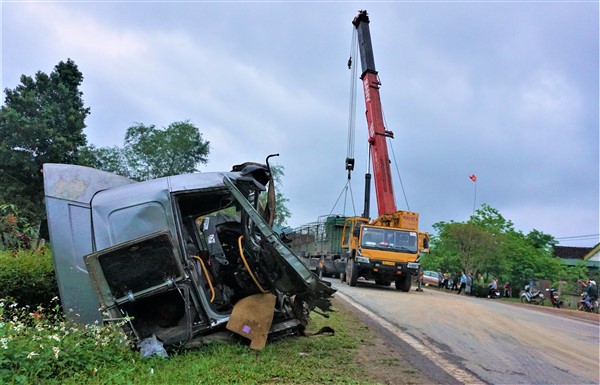 Hương Khê: Hai xe đầu kéo đối đầu hư hỏng nặng, một người bị thương