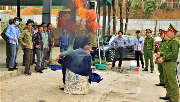 Trang bị kỹ năng phòng cháy, chữa cháy cho tiểu thương chợ Hương Khê.