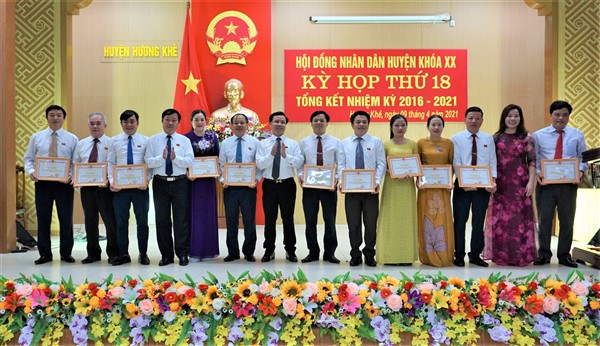 12 cá nhân có thành tích xuất sắc trong công tác HĐND huyện Hương Khê được khen thưởng