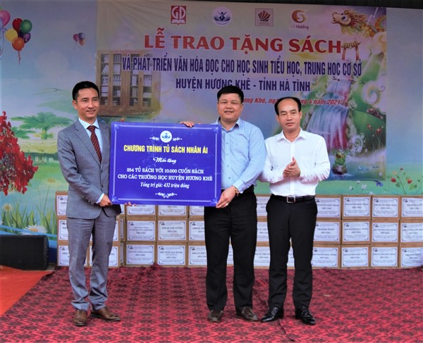 254 tủ sách được trao cho 33 trường Tiểu học và THCS huyện Hương Khê