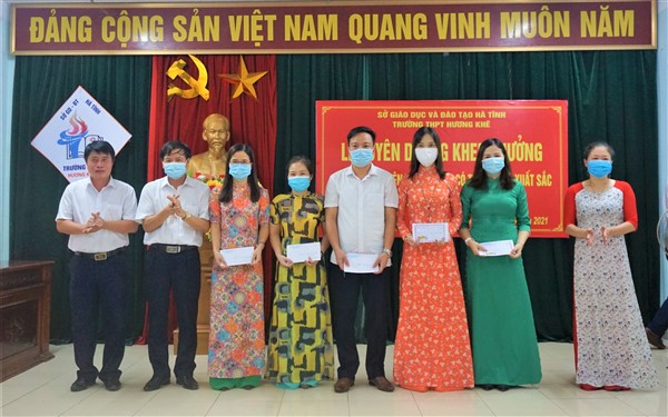 Trường THPT Hương Khê khen thưởng 28 giáo viên và 53 học sinh xuất sắc trong năm học 2020-2021.