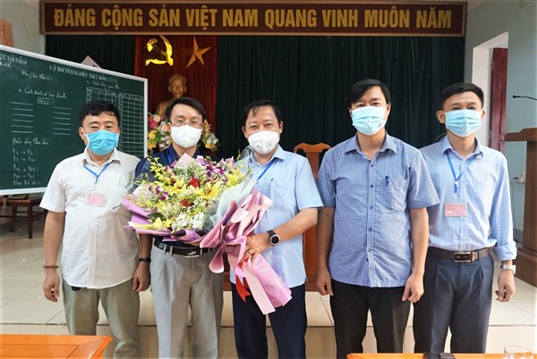 Lãnh đạo huyện tặng hoa động viên 3 Hội đồng thi THPT Quốc gia năm 2021