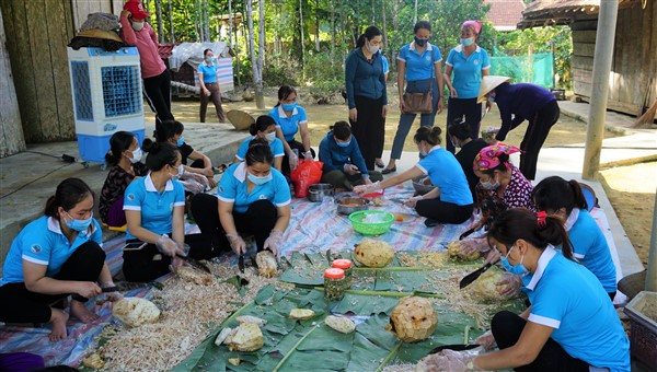 Phụ nữ Hương Khê : Quyên góp nhu yếu phẩm hướng về Nhân dân TP Hồ Chí Minh và các tỉnh phía Nam