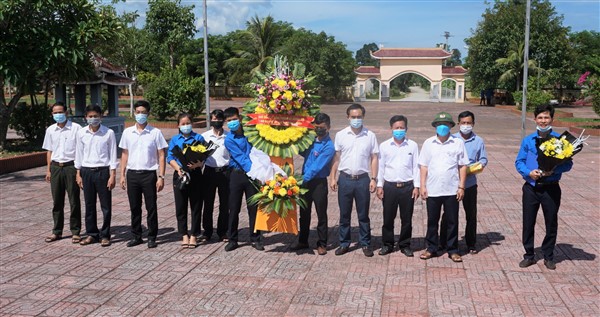 Ban Quản lý Rừng Phòng hộ, tặng quà gia đình chính sách tại xã Lộc Yên