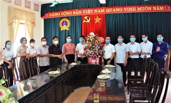 Lãnh đạo huyện chúc mừng Tòa án nhân dân huyện nhân kỷ niệm 76 năm ngày thành lập ngành.