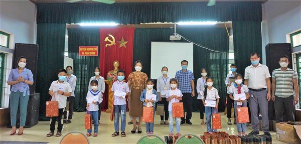 71 em học sinh nghèo vượt khó nhận học bổng của Dự án Zhishan 