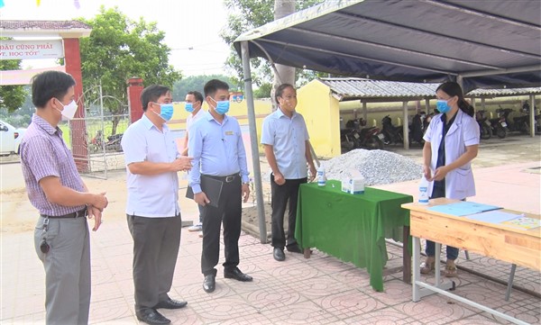 Thầy cô phấn khởi, học sinh hào hứng buổi học trực tiếp đầu tiên tại trường THCS Phú Gia