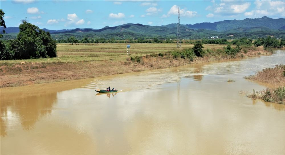 Công an xã Hương Thủy bắt quả tang và xử phạt 2 đối tượng dùng xung điện khai thác thủy sản trái phép trên sông Ngàn Sâu.