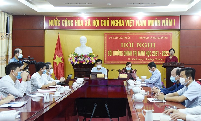 Hơn 8.000 cán bộ quản lý, giáo viên Hà Tĩnh tham gia hội nghị trực tuyến bồi dưỡng chính trị năm học 2021 - 2022