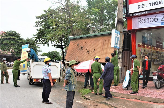 Thị trấn Hương Khê ra quân lập lại trật tự hành lang giao thông, xây dựng đô thị văn minh.