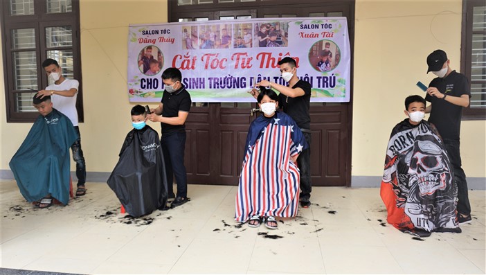        Salon tóc Dũng Thủy và Xuân Tài chung tay phòng chống Covid-19 