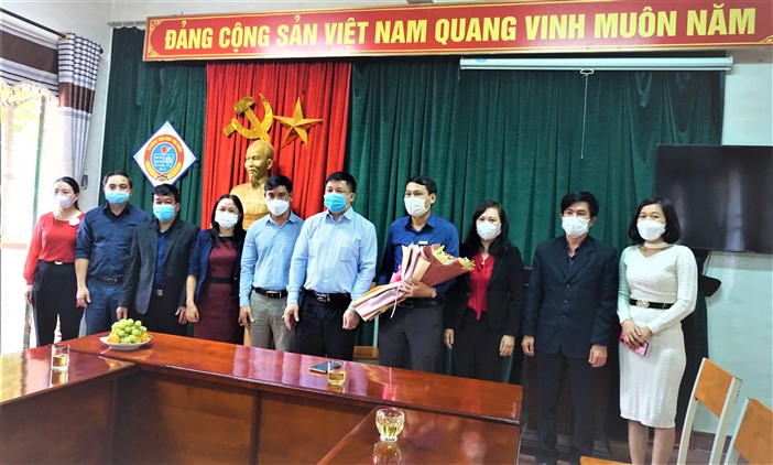 PCT UBND huyện Trần Quốc Bảo chúc mừng Ngày Nhà giáo Việt Nam tại các trường trên địa bàn Thị trấn