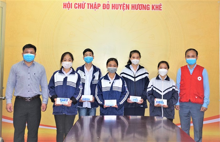 Trao tặng 5 điện thoại thông minh cho học sinh THPT có hoàn cảnh khó khăn