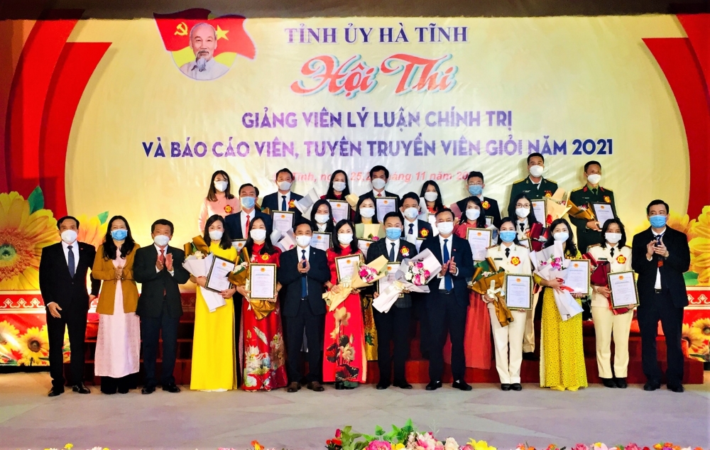 Hương Khê 2 thí sinh xuất sắc đạt giải nhất, nhì Hội thi Giảng viên lý luận chính trị, báo cáo viên, tuyên truyền viên giỏi cấp tỉnh