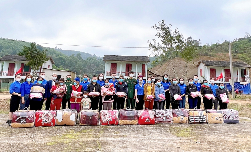 Đoàn cơ sở Sở Văn hóa, Thể thao và Du lịch trao tặng quà Tết cho đồng bào dân tộc Chứt