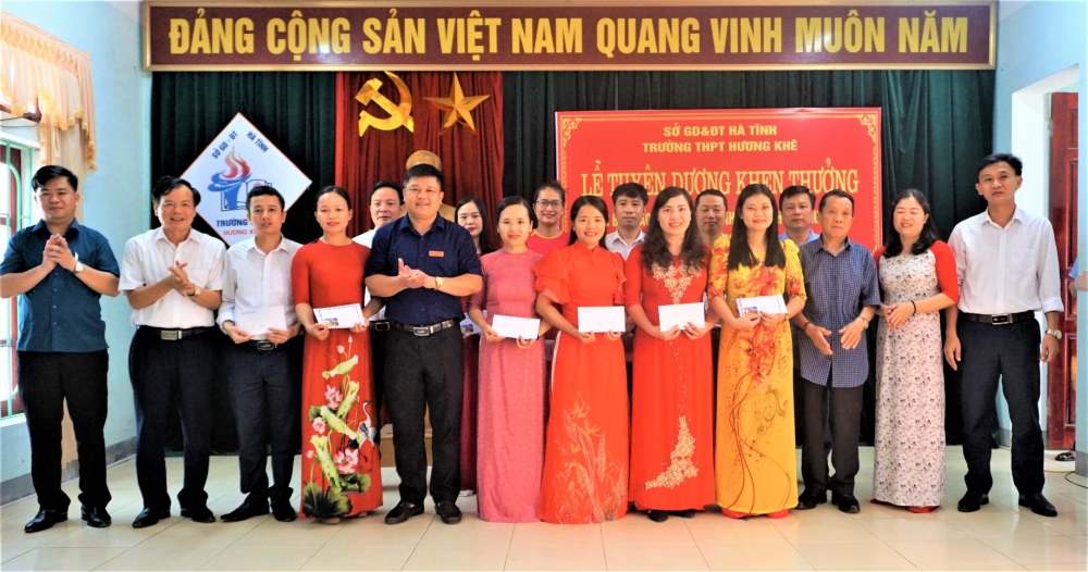 Trường THPT Hương Khê khen thưởng 76 giáo viên, học sinh xuất sắc trong năm học 2021-2022.  