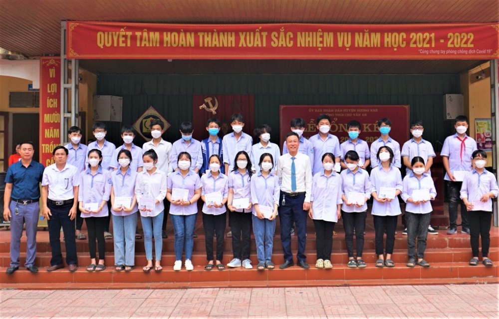 Trường THCS Chu Văn An, khen thưởng giáo viên, học sinh đạt thành tích xuất sắc năm học 2021-2022.