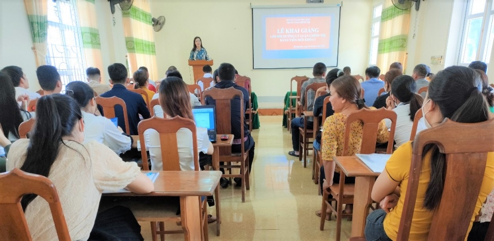              73 học viên tham lớp Bồi dưỡng lý luận chính trị đảng viên mới  