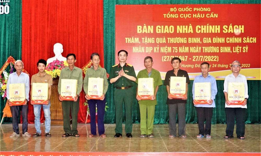 Tổng cục Hậu cần bàn giao nhà tình nghĩa, tặng quà