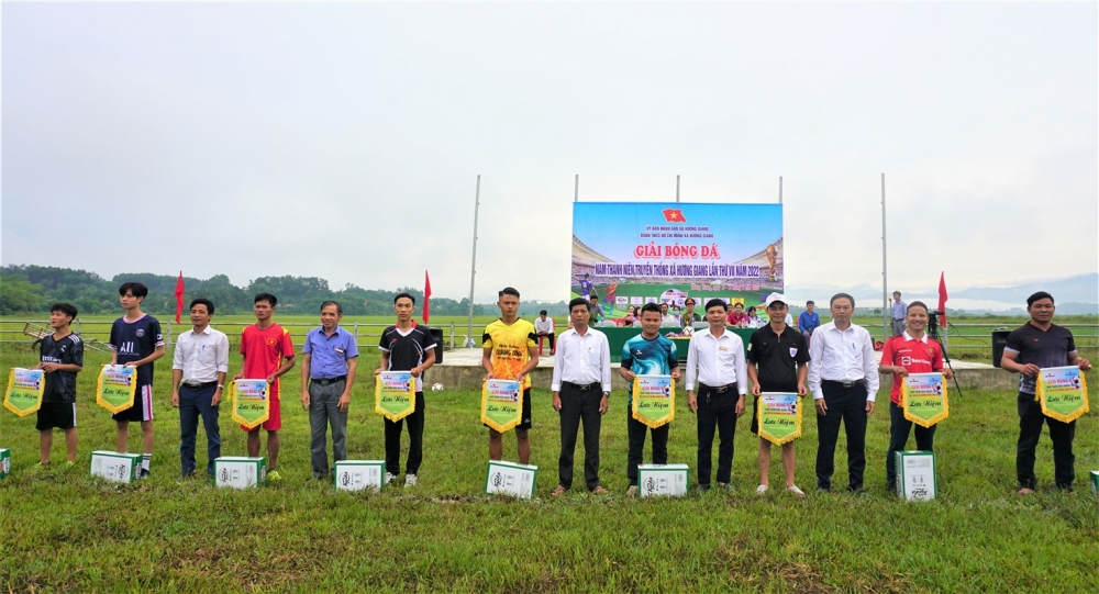 Gần 100 thanh niên xã Hương Giang tham gia giải bóng đá lần thứ VII