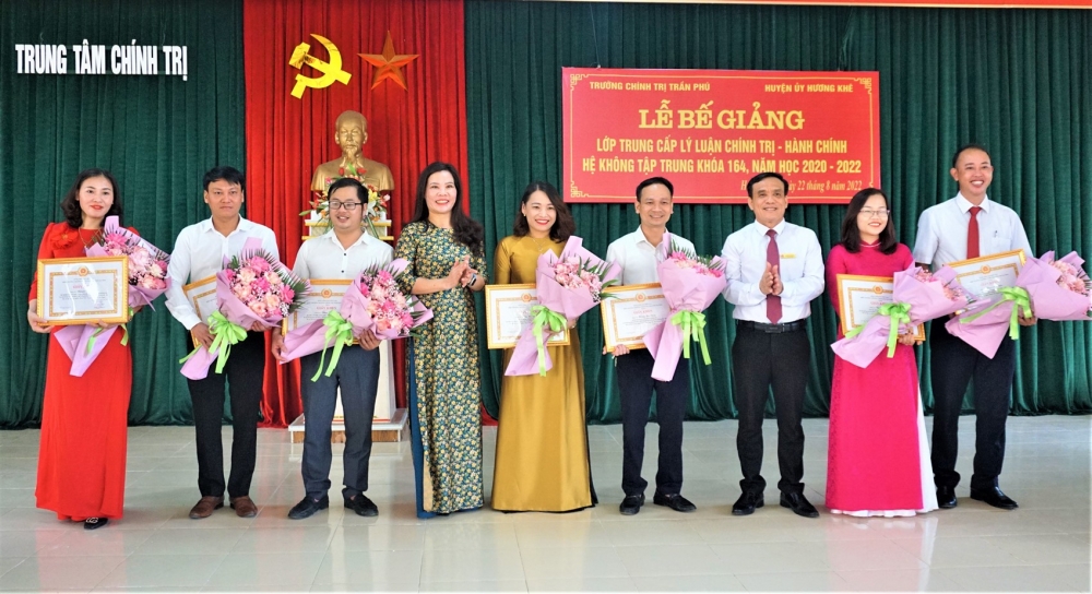 69 học viên hoàn thành lớp Trung cấp Lý luận chính trị - hành chính Khóa 164.