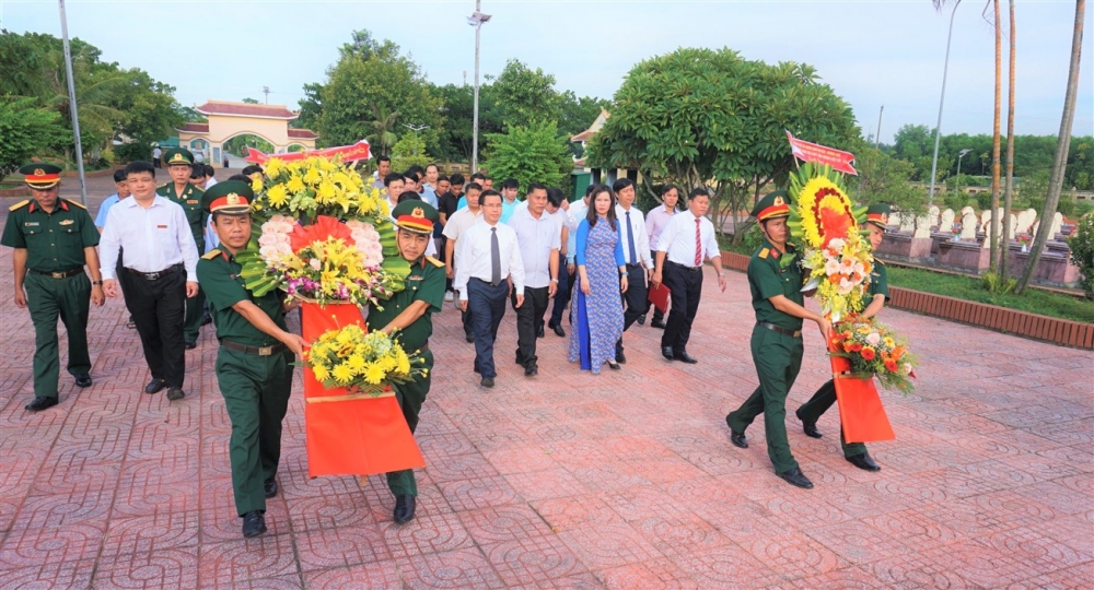 Dâng hương tại Nghĩa trang Liệt sỹ và tượng đài Bác Hồ nhân kỷ niệm 77 năm Ngày Quốc khánh nước Cộng hòa XHCN Việt Nam