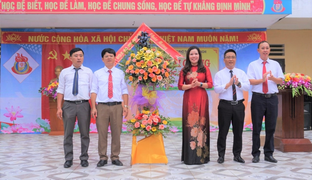 Phó Bí thư Thường trực Huyện ủy tặng hoa chúc mừng các trường học, nhân dịp khai giảng năm học mới 