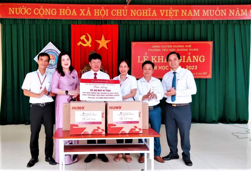 Hương Xuân, trao thiết bị dạy học và quà cho học sinh trị giá 35 triệu đồng