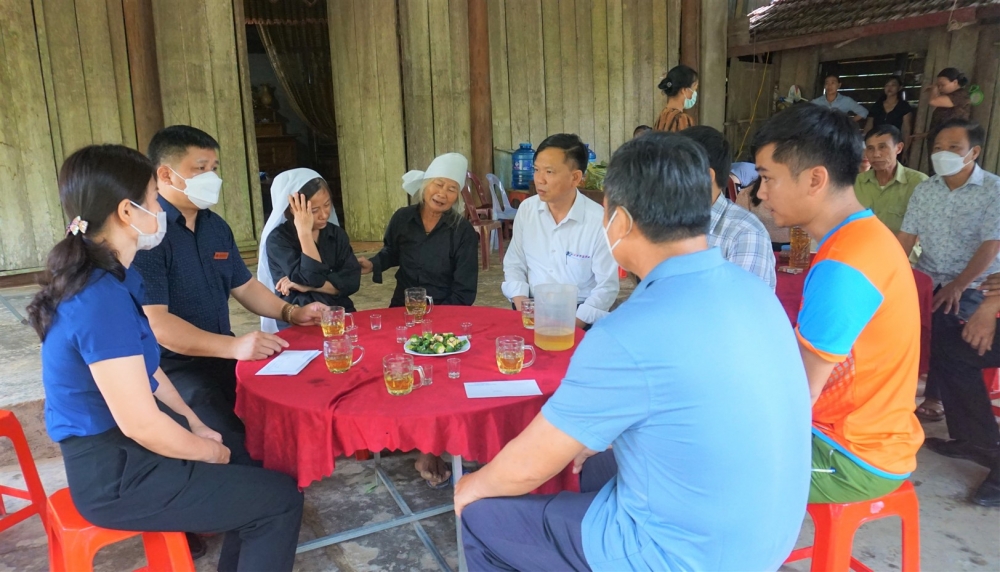 Thăm hỏi gia đình hộ nghèo có người bị đột tử ở xã Lộc Yên